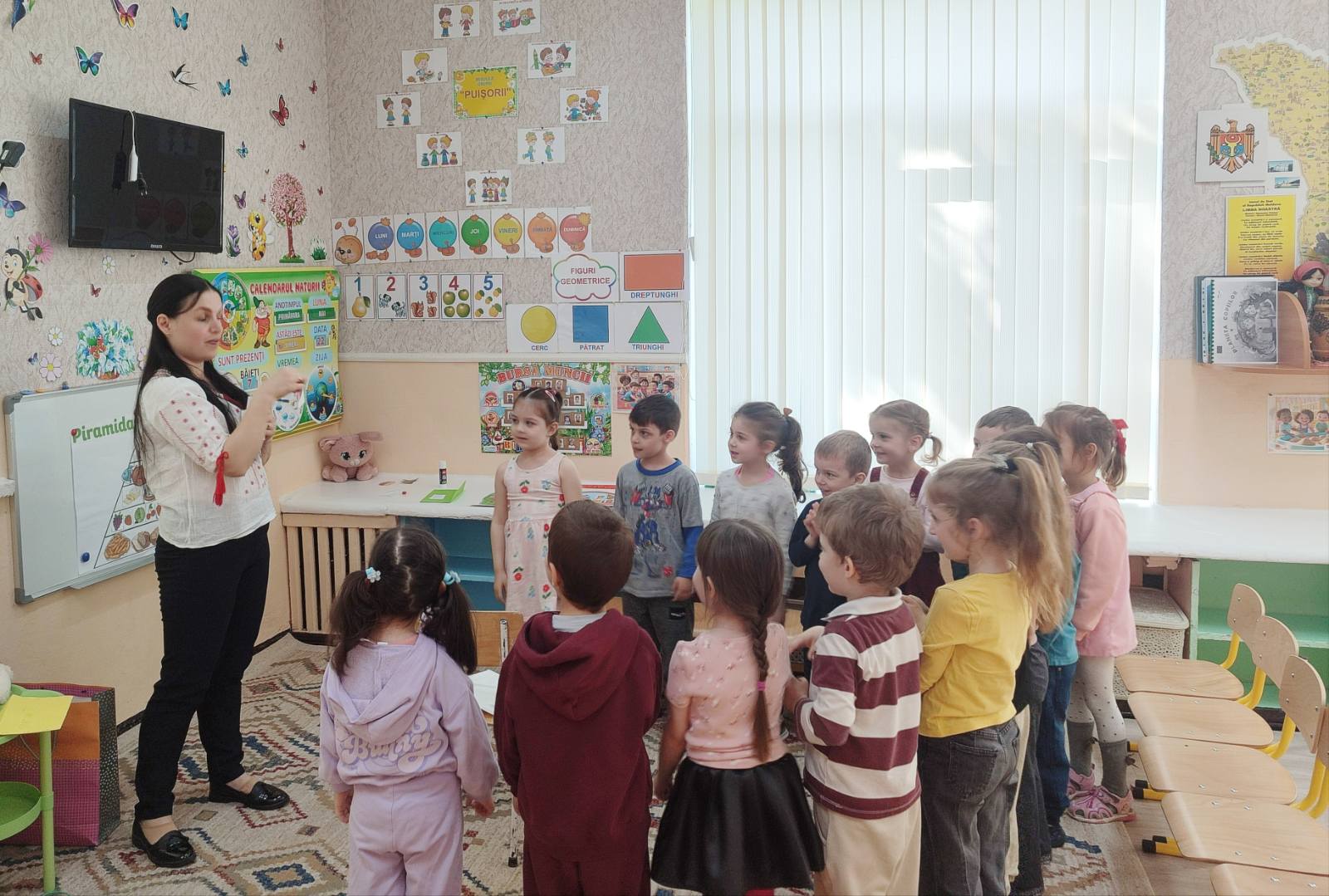 Astăzi, în grupa medie nr. 4, s-a desfășurat activitatea de evaluare, unde copiii au demonstrat cunoștințele și abilitățile dobândite pe parcursul perioadei de învățare.